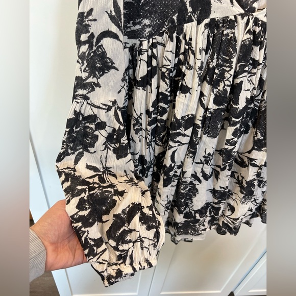 Black and White Chelsea and Theodore fit/flare blouse with bell cuffed sleeves. - Picture 4 of 4